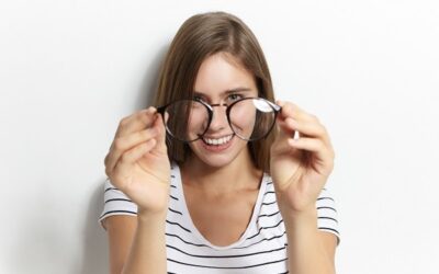 Come capire se hai bisogno di occhiali: i segnali da riconoscere subito